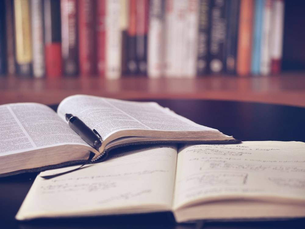 Buku terbuka di atas meja kayu
