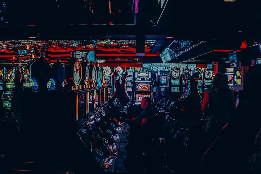 Interior kasino dengan meja permainan dan pencahayaan warna-warni