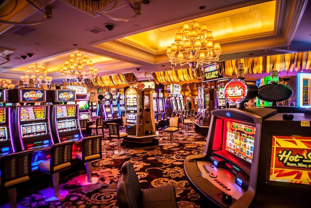 Mesin arcade menyala di dalam ruangan