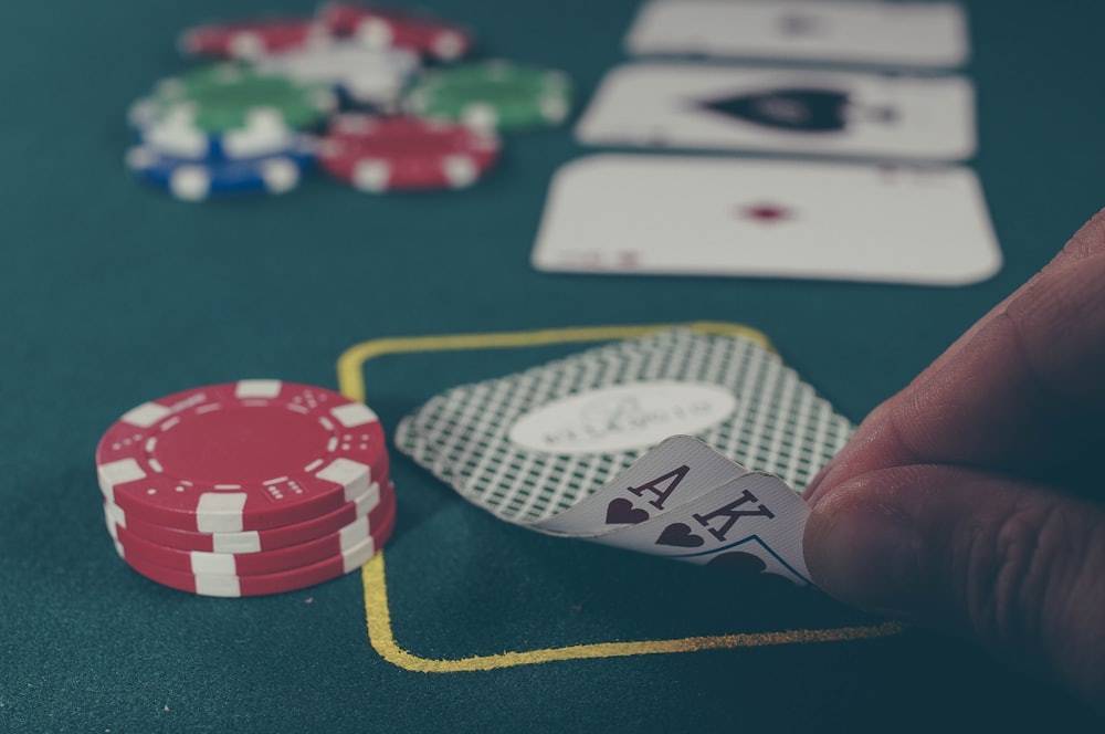 Tangan kartu poker as dan raja sekop di atas meja