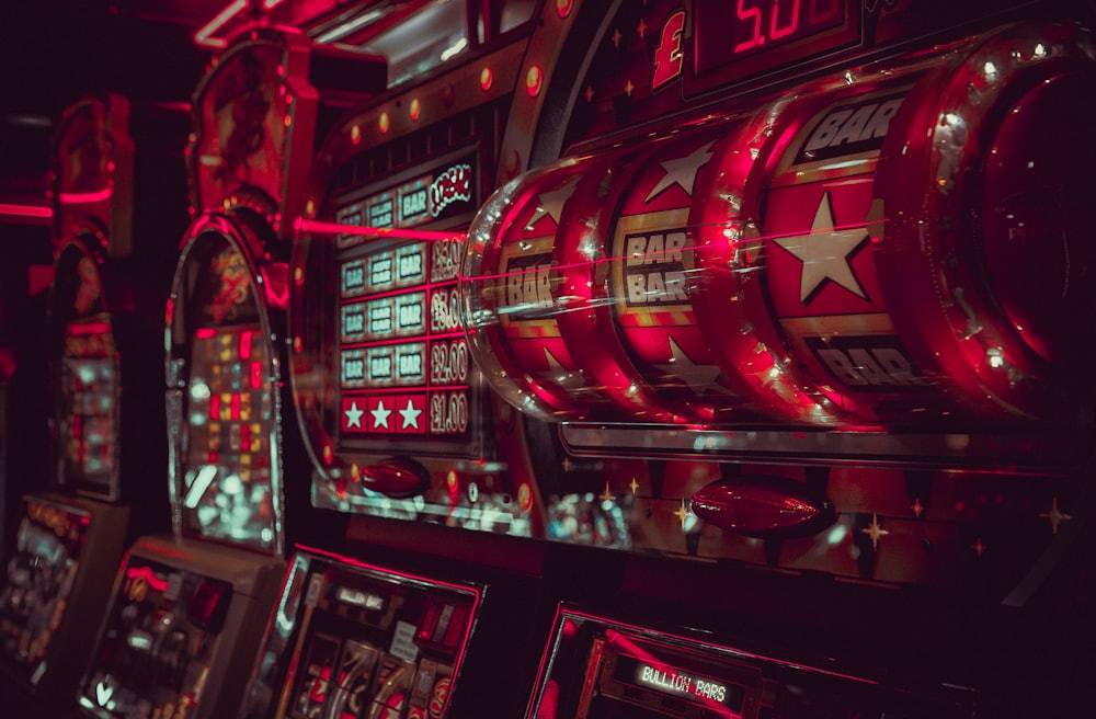 Simbol gulungan slot: BAR, BAR, dan bintang