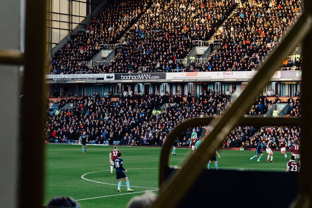 Suporter memenuhi tribuner stadion sepak bola